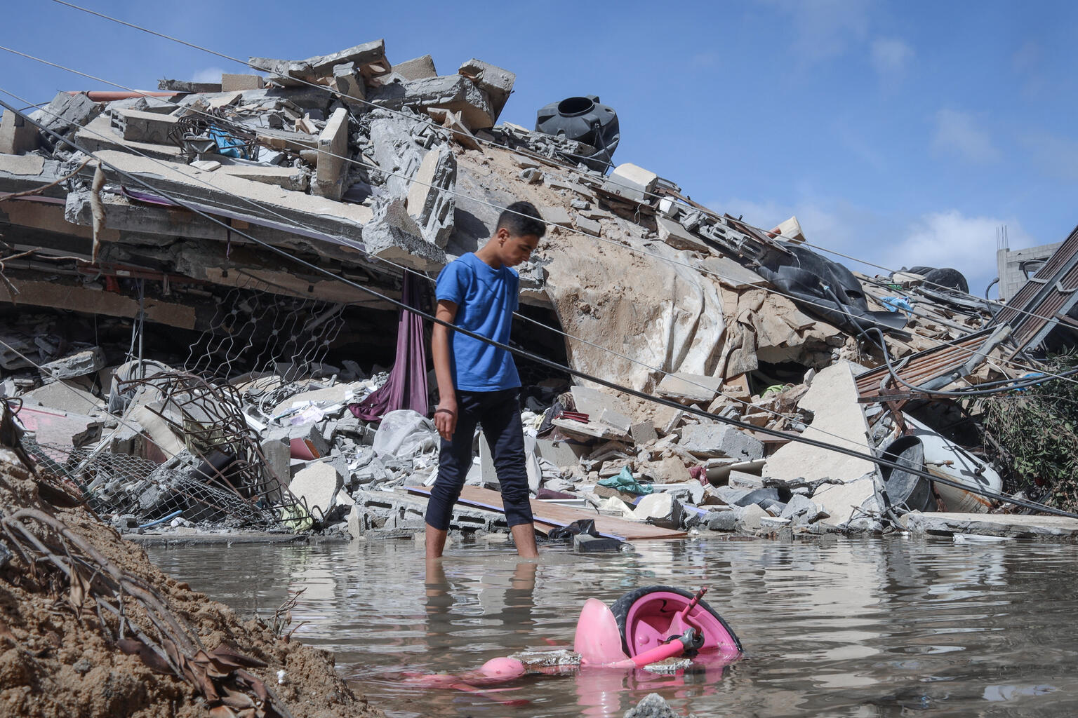 Un niño en Gaza inspecciona su hogar luego de ser bombardeado por un ataque Israelí.