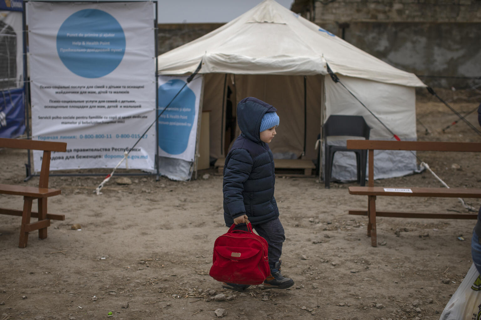 Un niño cambia por un lugar habilitado por UNICEF-UNHCR en un centro de recepción de refugiados en la frontera de Ucrania con Moldovia